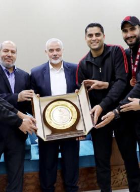 هنية يكرّم بعثة منتخب فلسطين