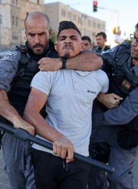 اعتقال شاب (صورة أرشيفية)