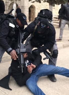 قوات الاحتلال تعتدي على المصلين بالمسجد الأقصى المبارك - أرشيفية -