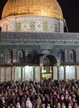 صلاة التراويح في باحات المسجد الأقصى