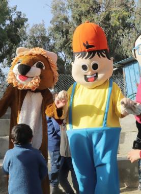 مهرجات يقدمن الدعم النفسي للأطفال في مدينة غزة