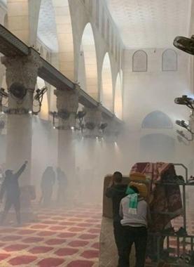 صد المعتكفين في الأقصى لجنود الاحتلال