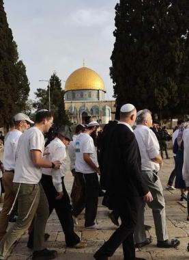 عشرات المستوطنين يقتحمون الأقصى