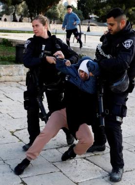 الاحتلال يعتدي على المرابطات في المسجد الأقصى