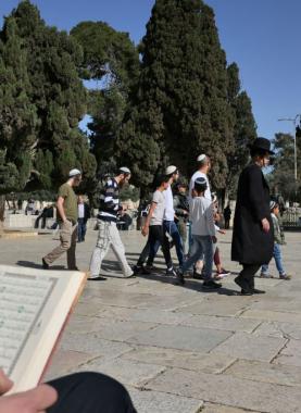 فلسطينيون يرابطون في المسجد الأقصى بالتزامن مع اقتحامات للمستوطنين