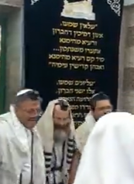 رقص مجموعة متطرفة من المستوطنين وبمشاركة وزير الأمن القومي المتطرف إيتمار بن غفير داخل المسجد الإبراهيمي