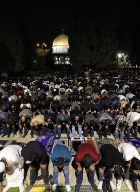 80 ألف مصلٍ يؤدون صلاتي العشاء والتراويح في المسجد الأقصى