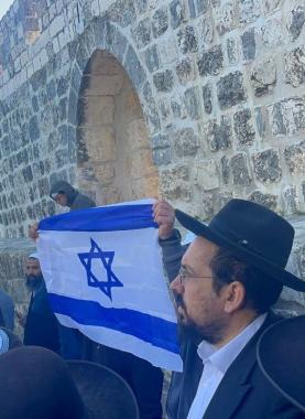 مستوطنون يرفعون العلم الإسرائيلي في الأقصى