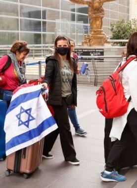 "إسرائيليون" يستعدون للسفر