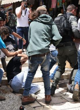 مستوطنون يعتدون على مقدسيين في البلدة القديمة