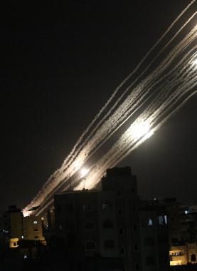 الاحتلال يعترف بإطلاق أكثر من 400 صاروخ من غزة خلال ساعات