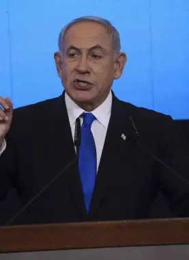 "الشاباك" يفتح تحقيقا في رسالة "تهديد" لنتنياهو وضعت على قبر شقيقه