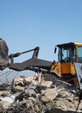 جرافات الاحتلال تهدم أحد المنازل في الضفة الغربية - تعبيرية -.jpg