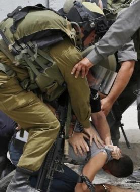 جنود الاحتلال يعتدون على شاب فلسطيني بعد اعتقاله