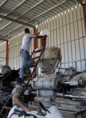 منتج محلي صديق للبيئة ينافس المنتجات الدولية في الخليل