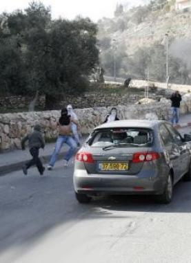 رشق مستوطنين بالحجارة.jpg