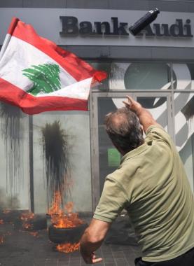 محتجون يحطّمون ويحرقون واجهات 3 مصارف في بيروت