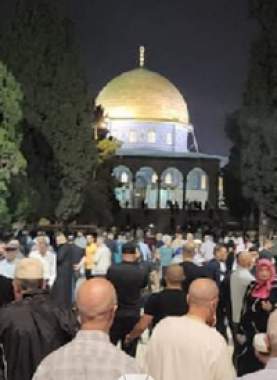 مصلون يؤدون صلاة الفجر في باحات المسجد الأقصى - أرشيفية -