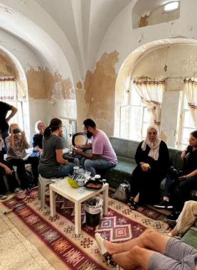 متضامنون في منزل عائلة صب لبن بالقدس المحتلة
