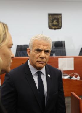 لابيد يدلي بشهادته ضد نتنياهو في قضية فساد