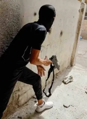 أحد مقاومي مخيم بلاطة خلال التصدي لاقتحام الاحتلال