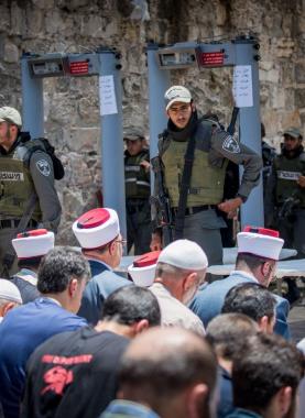 الصلاة على بوابات المسجد الأقصى