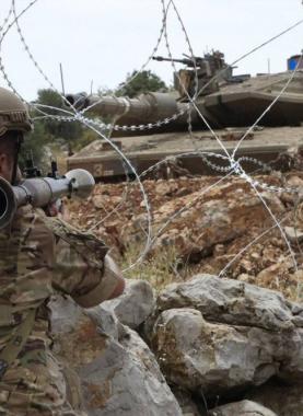 جندي لبناني في مواجهة دبابة إسرائيلية