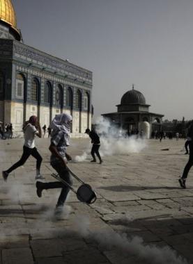 مرابطون يتصدون لاعتداءات الاحتلال في المسجد الأقصى