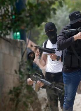 مقاومين خلال مواجهات مع قوات الاحتلال بالضفة الغربية