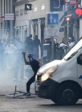 ألمانيا تتابع "بقلق" الوضع في فرنسا التي أعلنت عن خسائر كبيرة جراء الاحتجاجات