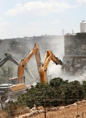 الاحتلال يهدم منزلًا في شقبا