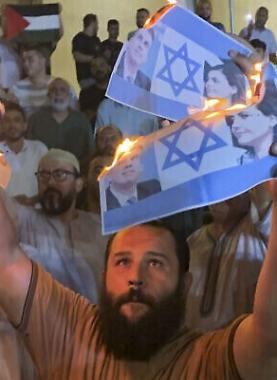 خلاف حاد بين الموساد وخارجية الاحتلال بعد كشف لقاء "المنقوش كوهين"