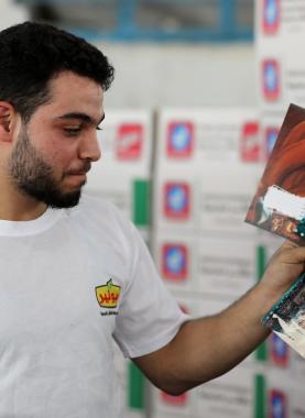 مصنع في غزة ينتج 15 طن من الدفاتر يومياً