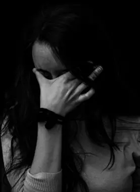 استطلاع أمريكي: النساء أكثر تعاسة من الرجال