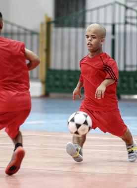 جانب من تدريبات فريق قصار القامة