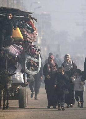 "وين العرب وين المسلمين".. شوارع المنطقة الآمنة ضاقت بالنازحين والقلوب تنفطر من مشاهد النزوح المتواصلة