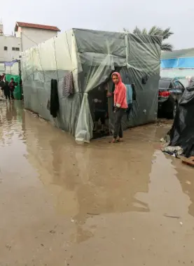 "عثر على جثَّته داخل خيمته".. وفاة طبيب جرَّاء البرد القارس في مواصي خان يونس