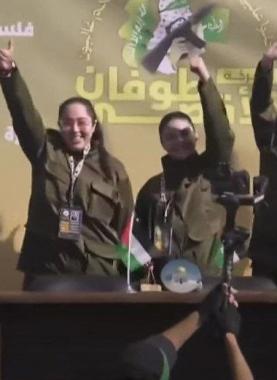 الإعلام العبريّ يعلق على مشاهد تسليم المجندات بالزيّ العسكري على منصة القسَّام