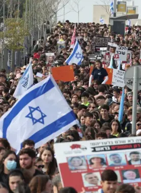 أهالي الأسرى الإسرائيليِّين يرحِّبون بموقف حماس: لا للصَّفقات الجزئيَّة