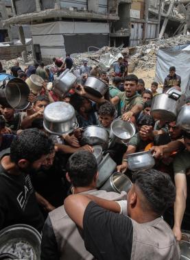 فلسطينيون يتجمعون للحصول على طعام في مخيم جباليا المدمر شمال قطاع غزة