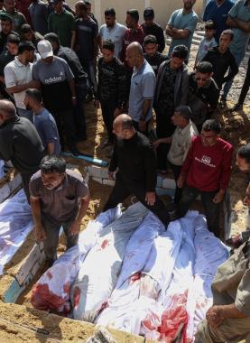 دفن شهداء في قطاع غزة جراء العدوان المتواصل