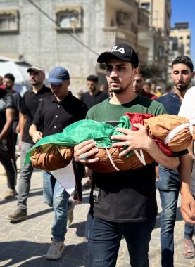 أب يحمل جثمان طفله الذي ارتقى بقصف إسرائيلي وسط قطاع غزة