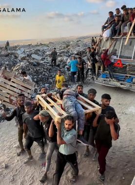 نقل شهيد على "مشطاح" خشبي قتله الاحتلال أثناء ذهابه لاعتراض الشاحنات والحصول على المساعدات في غزة