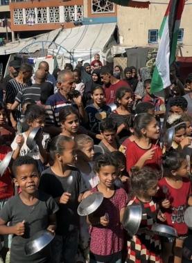 أطفال يصطفون للحصول على وجبة طعام مجانية في غزة