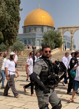 72 مستوطنًا يقتحمون باحات الأقصى بحماية مشددة من شرطة الاحتلال