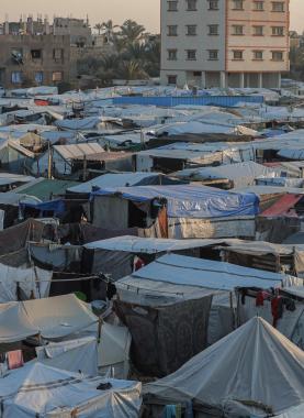 دير البلح تئن تحت وطأة النزوح.. انهيار صحي وإنساني يهدد حياة مئات الآلاف