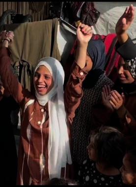 فرحة طلبة الثانوية العامة في مراكز الإيواء بعد نجاحهم