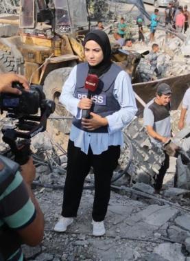 الصحفيون أثناء إعداد تقرير صحفي خلال الحرب