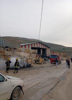 مستوطنون يحرقون جرافات ومركبة في عوريف ويصعّدون اعتداءاتهم في نابلس ورام الله