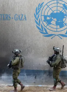 جنود الاحتلال أثناء اقتحام مقر الأونروا خلال حرب غزة
